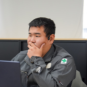 スタッフインタビュー